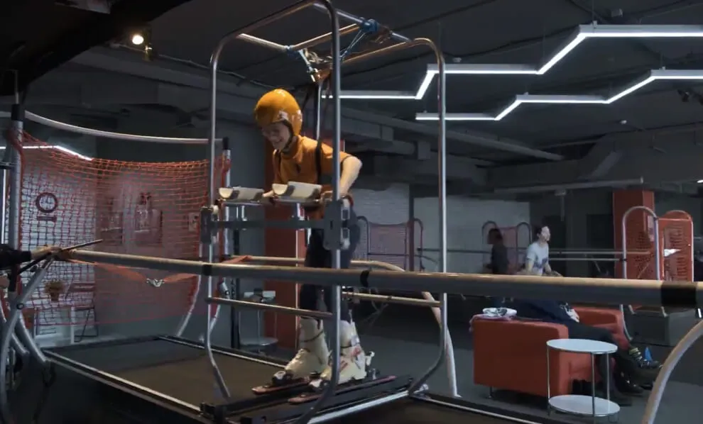 Adaptive ski frame platform for simulator